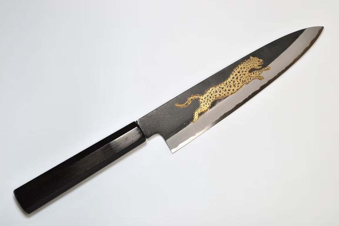 堺 孝行 窪田金属飾刻 猟豹 白ニ鋼 黒仕上げ 牛刀包丁 210mm 黒檀　(口輪：黒水牛銀輪)柄