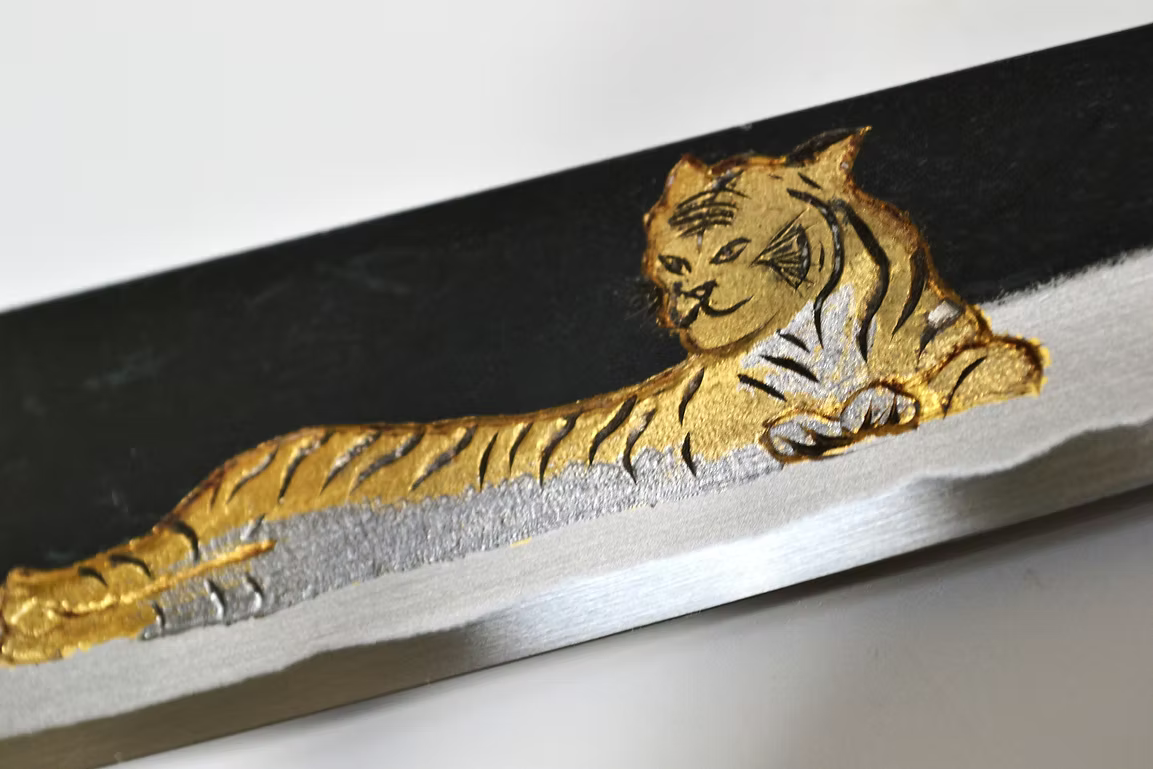 堺 孝行 窪田金属飾刻 餓虎 白ニ鋼 黒仕上げ ペティーナイフ 150mm 黒檀　(口輪：黒水牛銀輪)柄