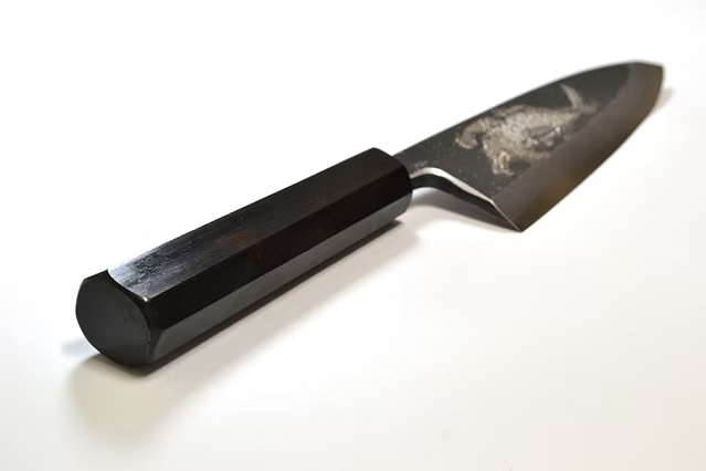 堺 孝行 窪田金属飾刻 鰐 白ニ鋼 黒仕上げ 出刃包丁 165mm 黒檀　(口輪：黒水牛銀輪)柄