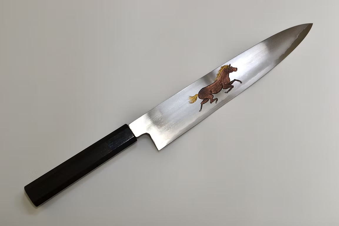 堺 孝行 窪田金属飾刻 奔馬 銀三鋼 牛刀包丁 210mm 黒檀　(口輪：黒水牛銀輪)柄