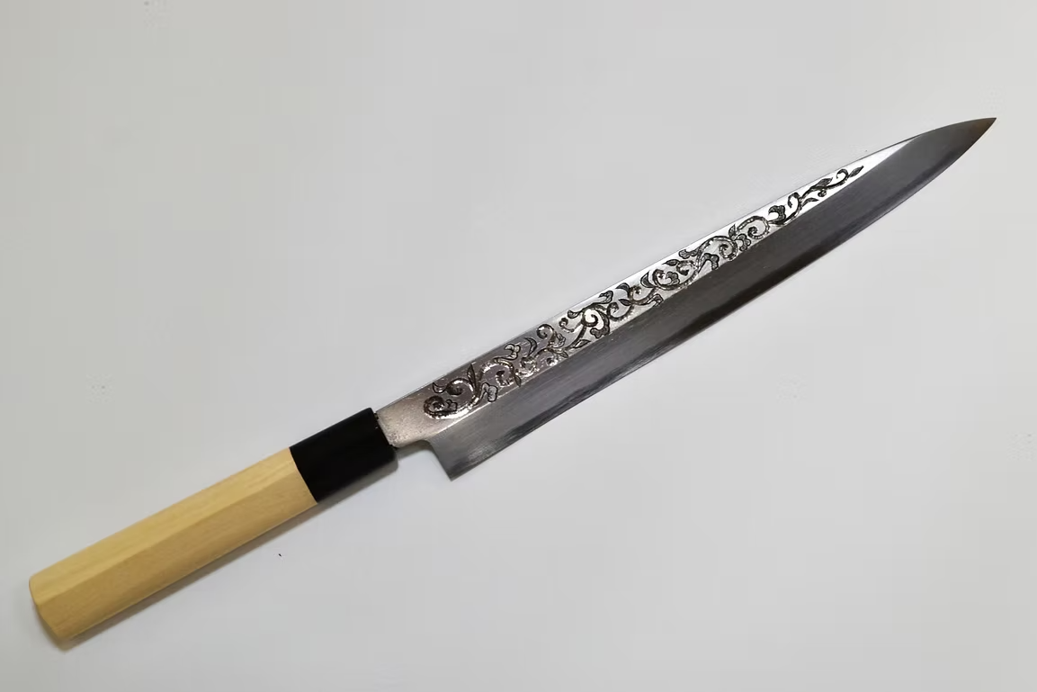堺 孝行 窪田金属飾刻 唐草 白鋼 霞研 柳刃包丁 270mm 朴 (口輪：水牛)柄