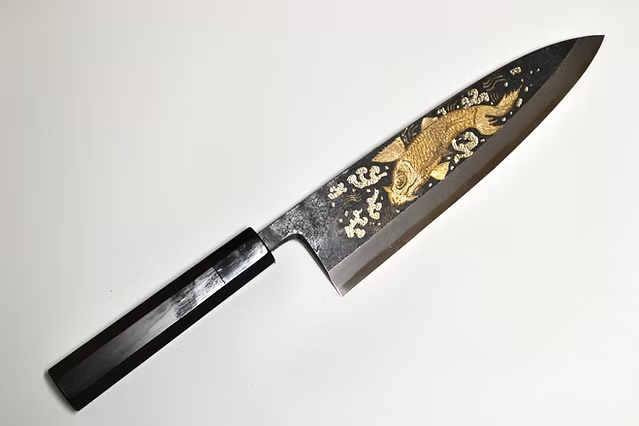 堺 孝行 窪田金属飾刻 俎上の鯉 白ニ鋼 黒仕上げ 出刃包丁 240mm 黒檀　(口輪：黒水牛銀輪)柄