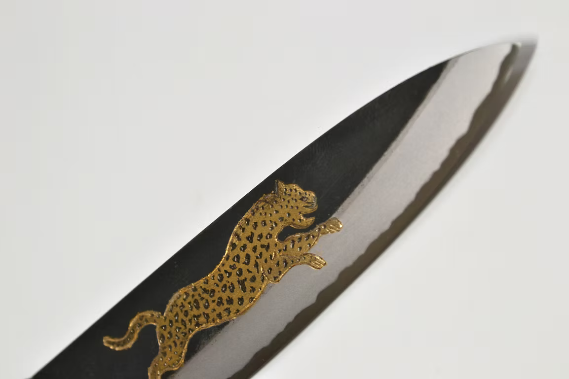 堺 孝行 窪田金属飾刻 猟豹 白ニ鋼 黒仕上げ 牛刀包丁 210mm 黒檀　(口輪：黒水牛銀輪)柄
