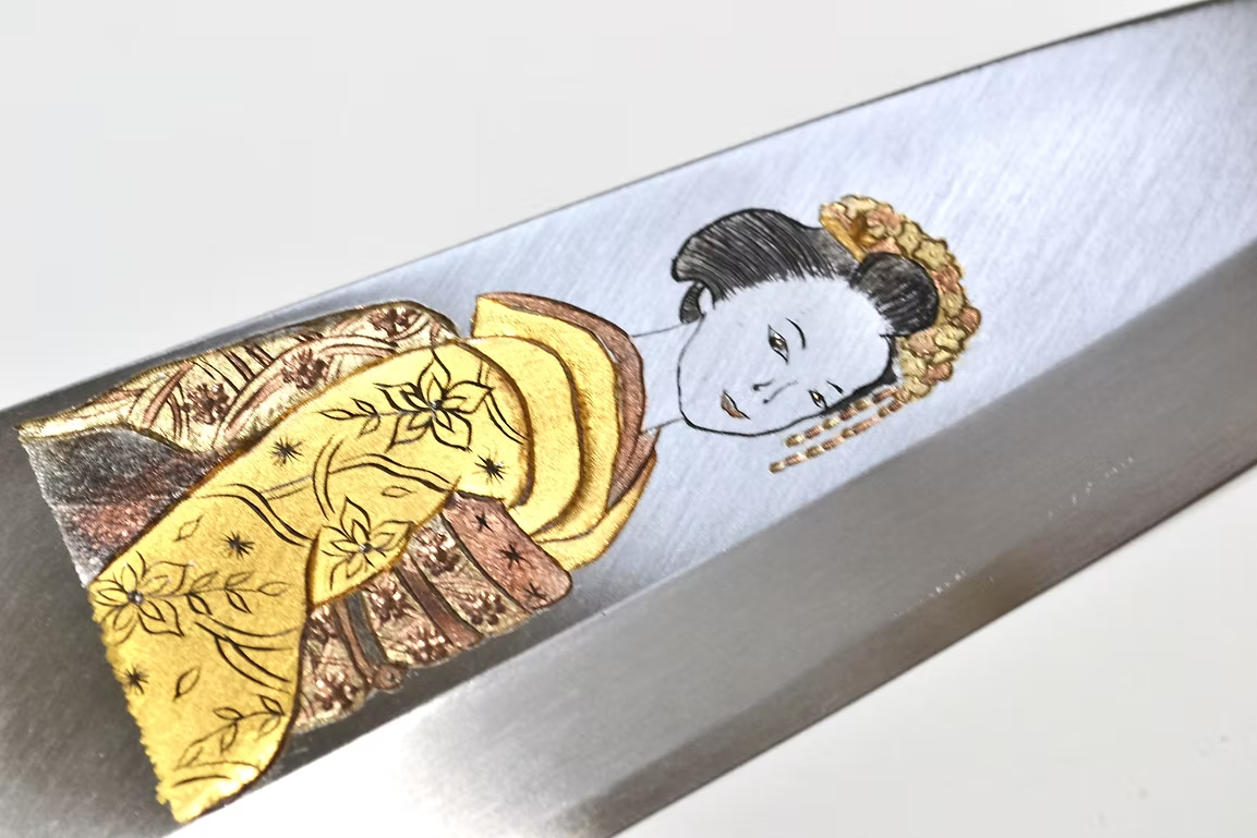 堺 孝行 窪田金属飾刻 芸者 白鋼 霞研 出刃包丁 240mm 朴 (口輪：水牛)柄