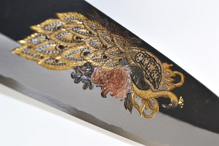 堺 孝行 窪田金属飾刻 孔雀 白ニ鋼 黒仕上げ 三徳包丁 180mm 黒檀　(口輪：黒水牛銀輪)柄