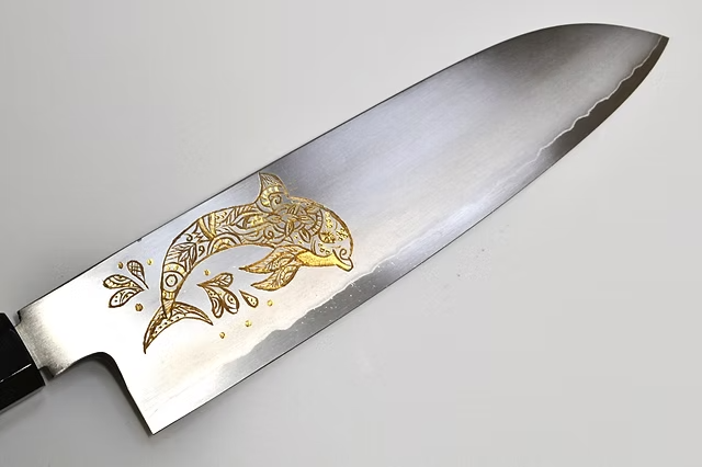 堺 孝行 窪田金彫刻 イルカ 銀三鋼 三徳包丁 180mm 黒檀　(口輪：黒水牛銀輪)柄