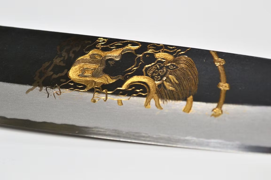 堺 孝行 窪田金彫刻 雷神 白ニ鋼 黒仕上げ 三徳包丁 180mm 黒檀　(口輪：黒水牛銀輪)柄