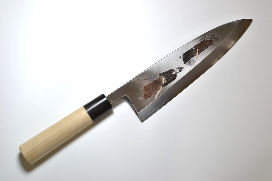 堺 孝行 窪田金属飾刻 武蔵と小次郎 白鋼 霞研 出刃包丁 240mm 朴 (口輪：水牛)柄