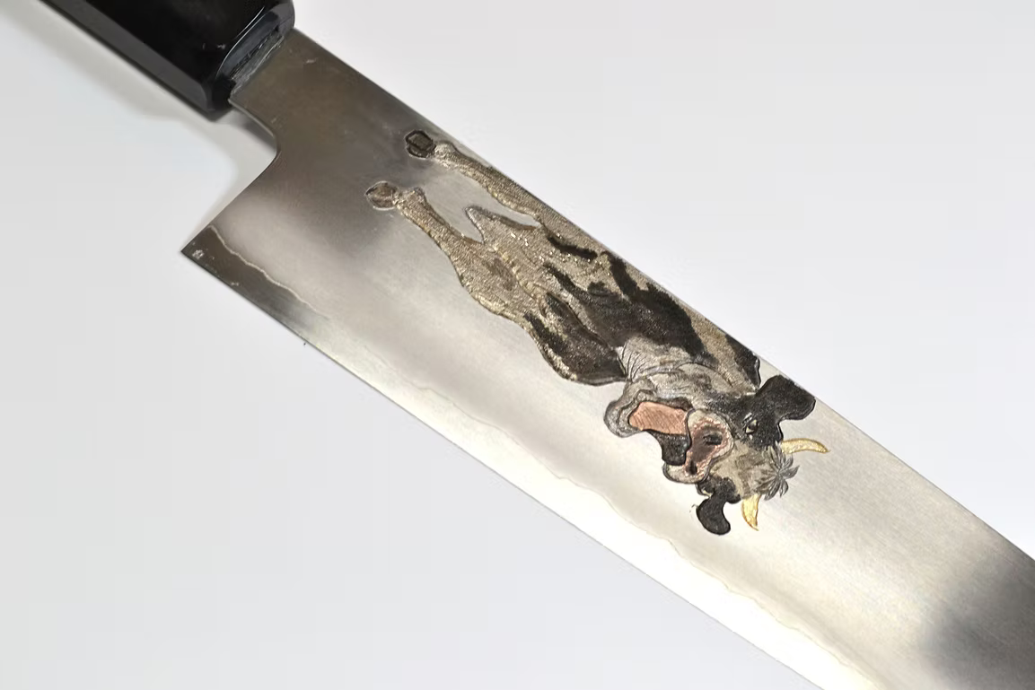堺 孝行 窪田金属飾刻 乳牛 銀三鋼 牛刀包丁 240mm 黒檀　(口輪：黒水牛銀輪)柄