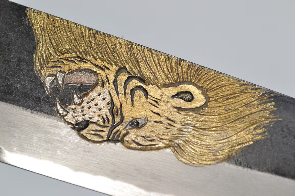 堺 孝行 窪田金属飾刻 獅子吼 白ニ鋼 黒仕上げ 牛刀包丁 210mm 黒檀　(口輪：黒水牛銀輪)柄
