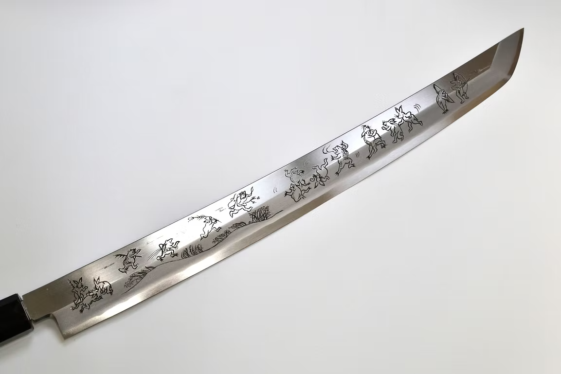 堺 孝行 窪田金属飾刻 鳥獣戯画 銀三鋼 先丸柳刃包丁 330mm ウエンジ (口輪：黒水牛角) 柄