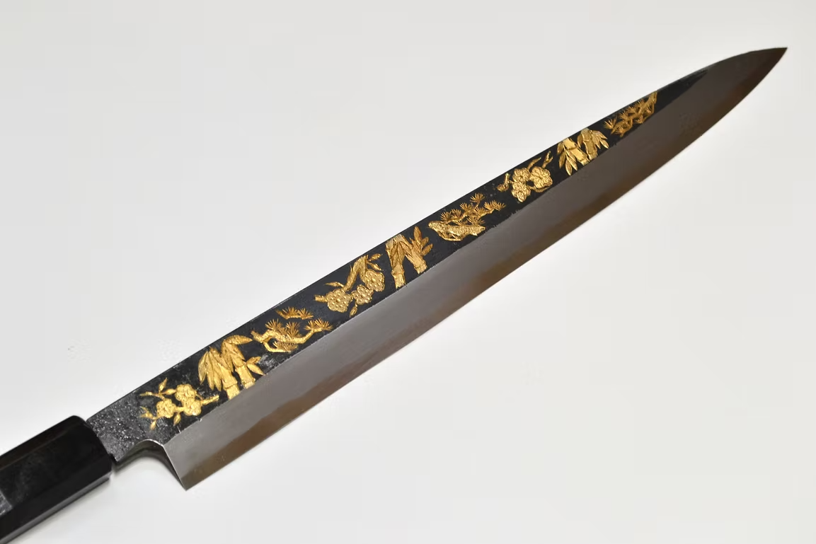 堺 孝行 窪田金彫刻 松竹梅 白ニ鋼 黒仕上げ 柳刃包丁 270mm 黒檀　(口輪：黒水牛銀輪)柄