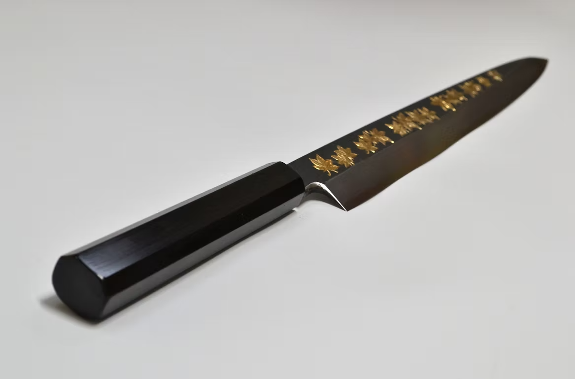 堺 孝行 窪田金彫刻 紅葉 白ニ鋼 黒仕上げ 柳刃包丁 270mm 黒檀　(口輪：黒水牛銀輪)柄