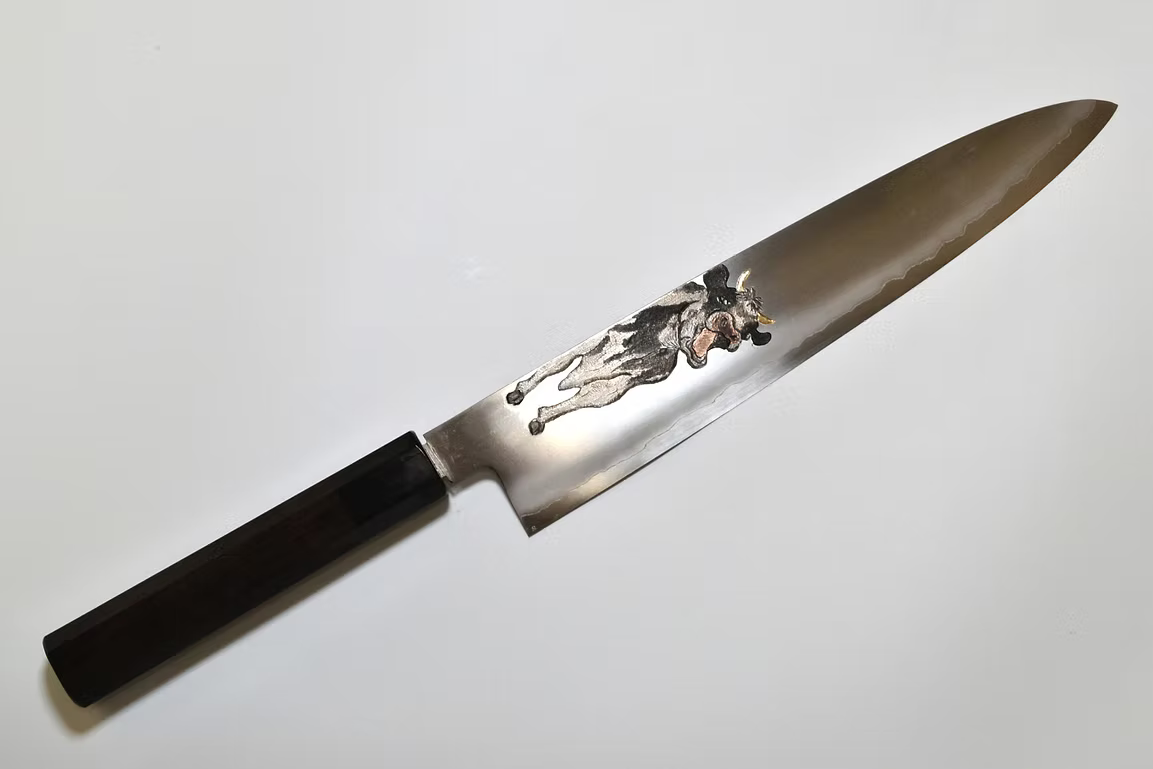 堺 孝行 窪田金属飾刻 乳牛 銀三鋼 牛刀包丁 240mm 黒檀　(口輪：黒水牛銀輪)柄