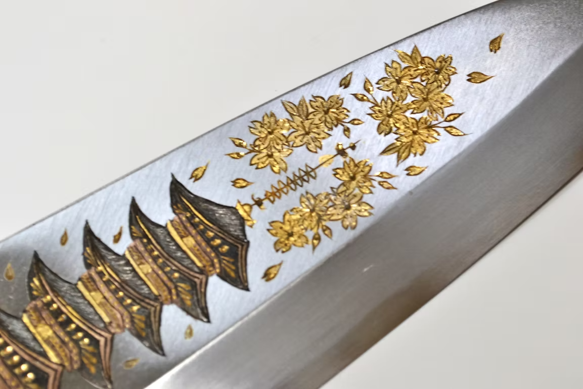 堺 孝行 窪田金属飾刻 五重塔 白鋼 霞研 出刃包丁 240mm 朴 (口輪：水牛)柄