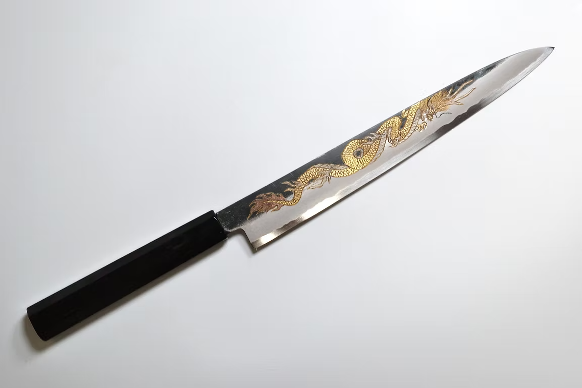 堺 孝行 窪田金属飾刻 天龍 白ニ鋼 黒仕上げ 筋引包丁 240mm 黒檀　(口輪：黒水牛銀輪)柄