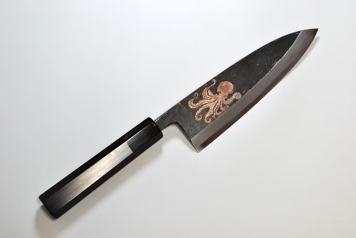 堺 孝行 窪田金属飾刻 鮹 白ニ鋼 黒仕上げ 出刃包丁 165mm 黒檀　(口輪：黒水牛銀輪)柄