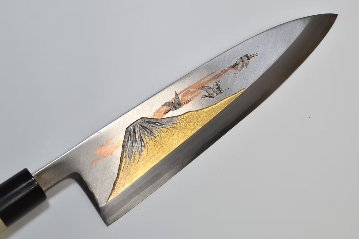 堺 孝行 窪田金属飾刻 富士と鶴 白鋼 霞研 出刃包丁 240mm 朴 (口輪：水牛)柄