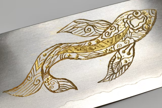 堺 孝行 窪田金彫刻 キンギョ 銀三鋼 三徳包丁 180mm 黒檀　(口輪：黒水牛銀輪)柄