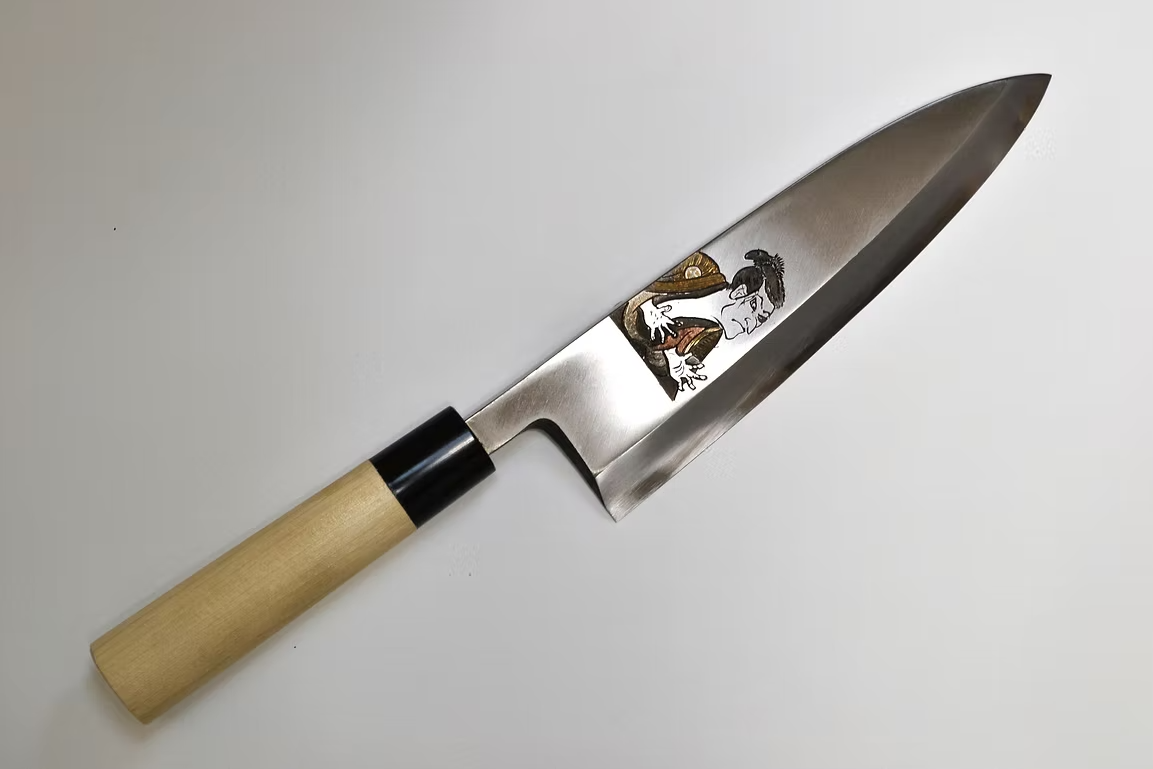 堺 孝行 窪田金属飾刻 浮世絵　男 白鋼 霞研 出刃包丁 210mm 朴 (口輪：水牛)柄