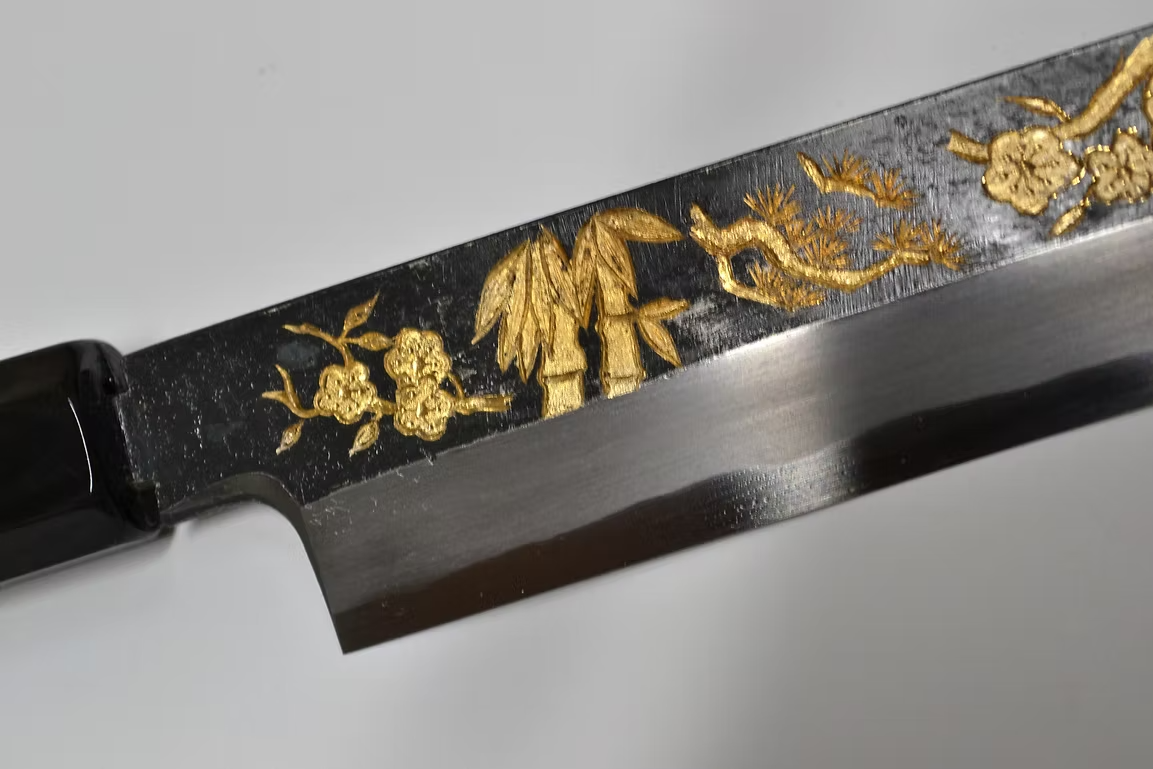 堺 孝行 窪田金彫刻 松竹梅 白ニ鋼 黒仕上げ 柳刃包丁 270mm 黒檀　(口輪：黒水牛銀輪)柄