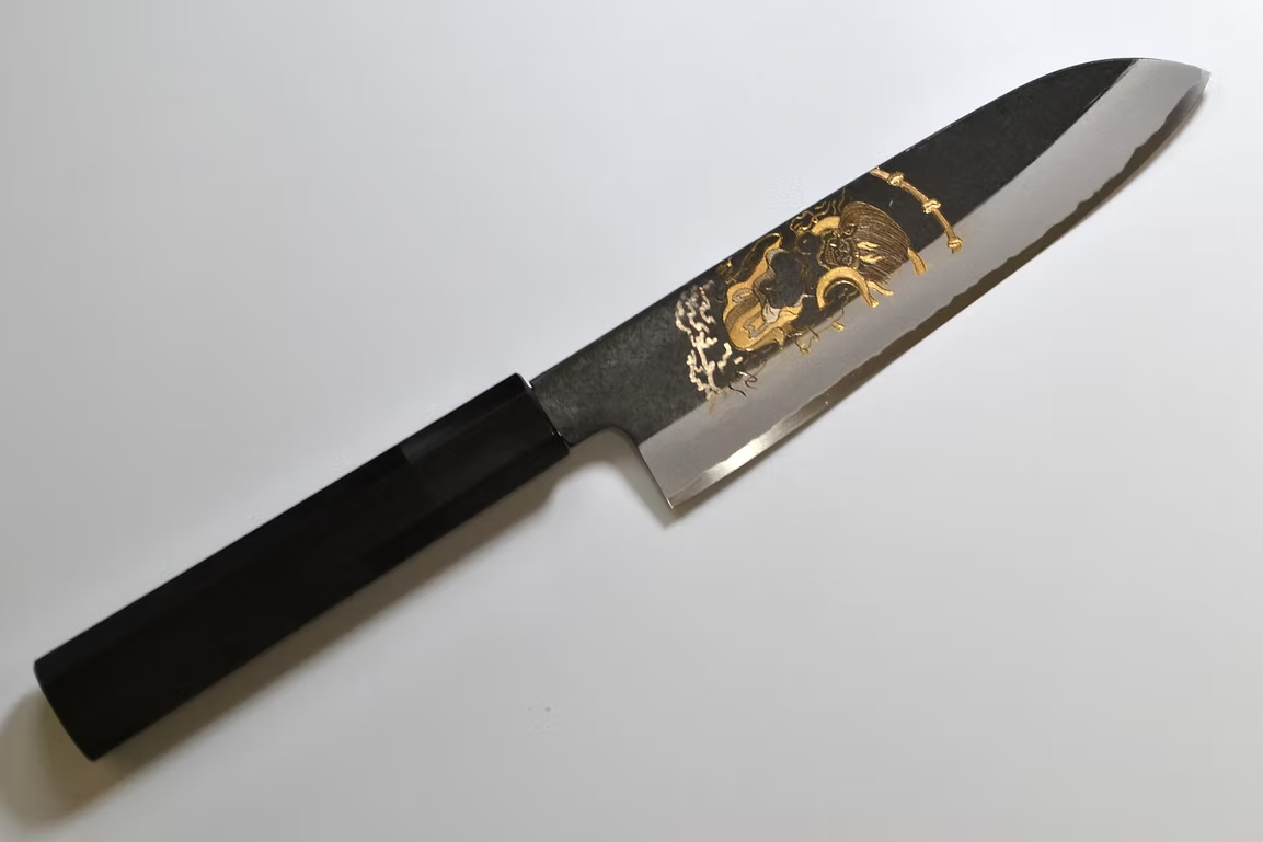 堺 孝行 窪田金彫刻 雷神 白ニ鋼 黒仕上げ 三徳包丁 180mm 黒檀　(口輪：黒水牛銀輪)柄