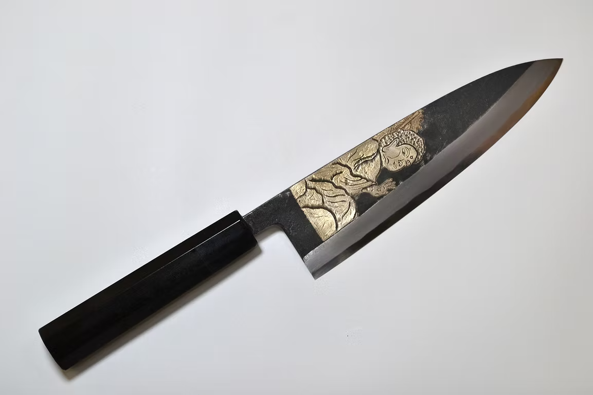 堺 孝行 窪田金属飾刻 大仏 白ニ鋼 黒仕上げ 出刃包丁 210mm 黒檀　(口輪：黒水牛銀輪)柄