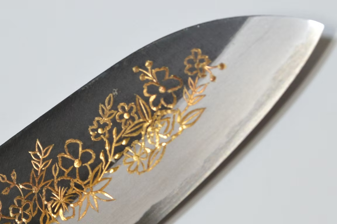 堺 孝行 窪田金彫刻 花畑 白ニ鋼 黒仕上げ 三徳包丁 180mm 黒檀　(口輪：黒水牛銀輪)柄
