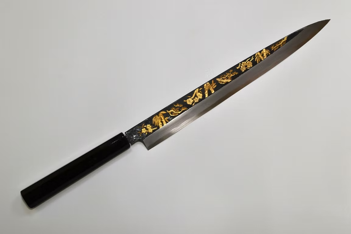 堺 孝行 窪田金彫刻 松竹梅 白ニ鋼 黒仕上げ 柳刃包丁 270mm 黒檀　(口輪：黒水牛銀輪)柄