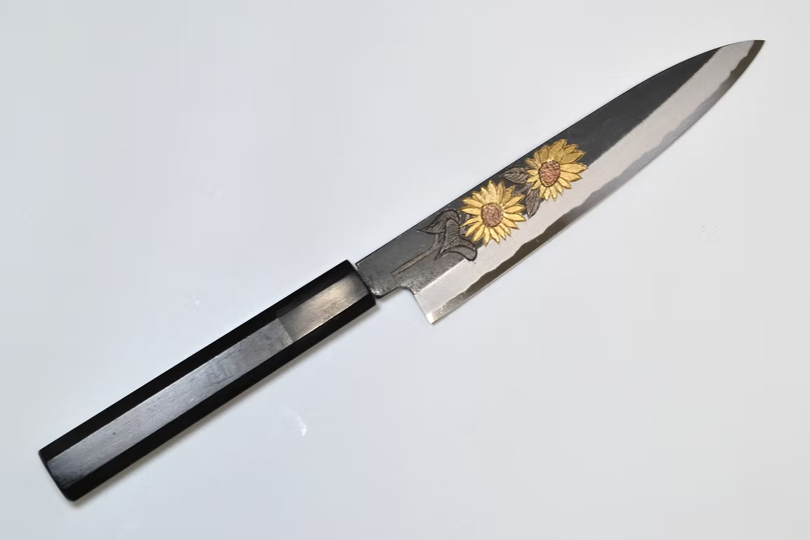 堺 孝行 窪田金属飾刻 向日葵 白ニ鋼 黒仕上げ ペティーナイフ 150mm 黒檀　(口輪：黒水牛銀輪)柄