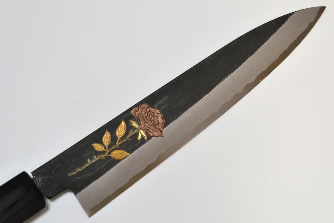 堺 孝行 窪田金属飾刻 薔薇 白ニ鋼 黒仕上げ ペティーナイフ 150mm 黒檀　(口輪：黒水牛銀輪)柄