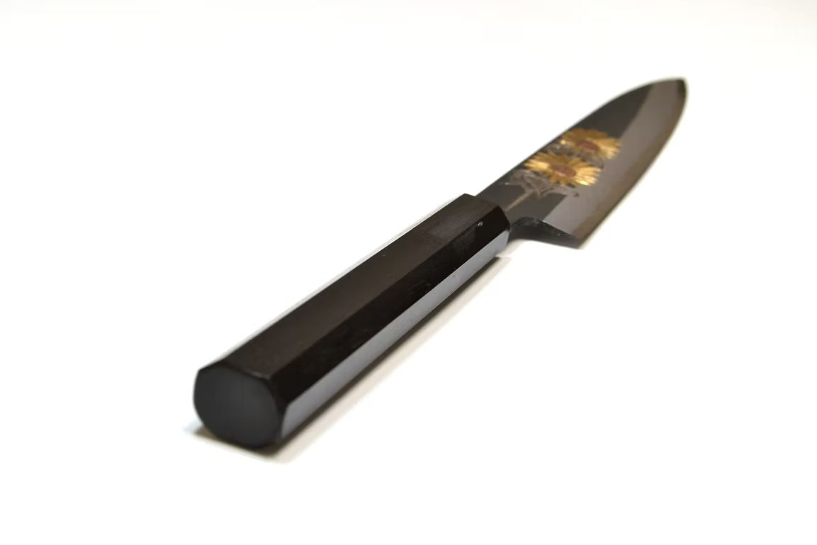 堺 孝行 窪田金属飾刻 向日葵 白ニ鋼 黒仕上げ ペティーナイフ 150mm 黒檀　(口輪：黒水牛銀輪)柄