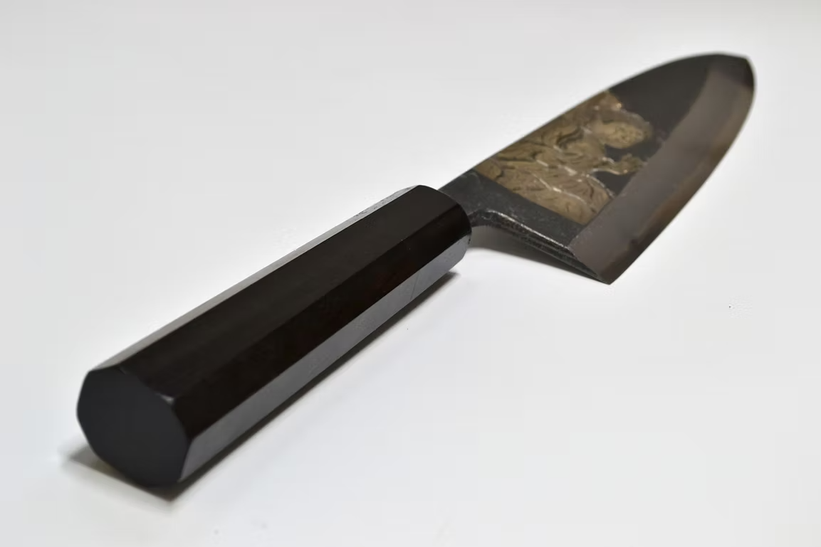 堺 孝行 窪田金属飾刻 大仏 白ニ鋼 黒仕上げ 出刃包丁 210mm 黒檀　(口輪：黒水牛銀輪)柄