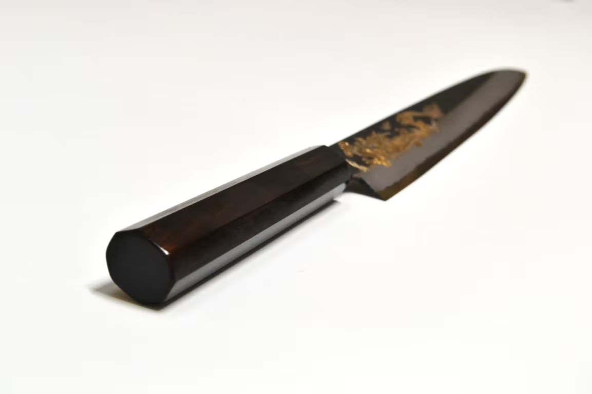 堺 孝行 窪田金属飾刻 金龍 白ニ鋼 黒仕上げ 筋引包丁 240mm 黒檀　(口輪：黒水牛銀輪)柄