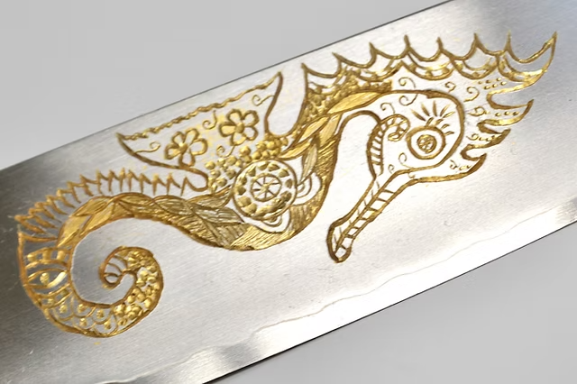 堺 孝行 窪田金彫刻 タツノオトシゴ 銀三鋼 三徳包丁 180mm 黒檀　(口輪：黒水牛銀輪)柄