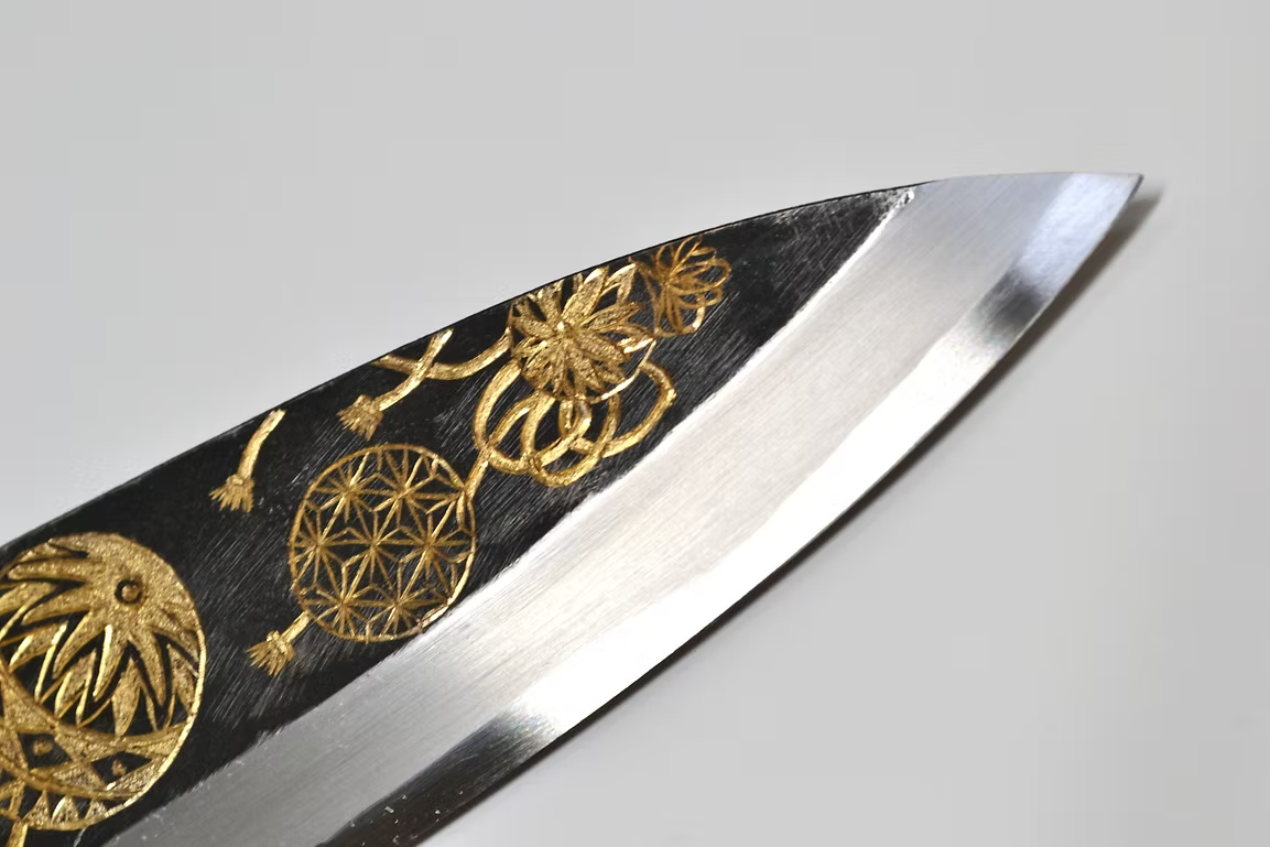 堺 孝行 窪田金彫刻 手鞠 白ニ鋼 黒仕上げ 出刃包丁 165mm 黒檀　(口輪：黒水牛銀輪)柄