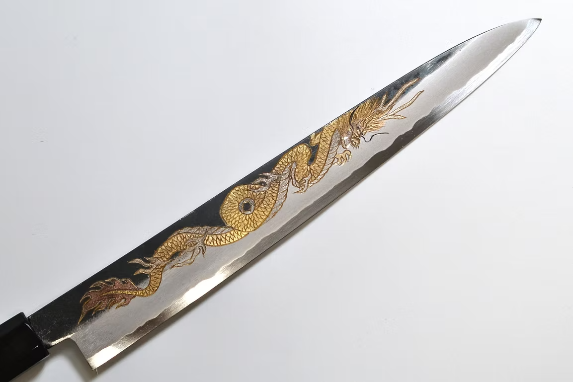 堺 孝行 窪田金属飾刻 天龍 白ニ鋼 黒仕上げ 筋引包丁 240mm 黒檀　(口輪：黒水牛銀輪)柄