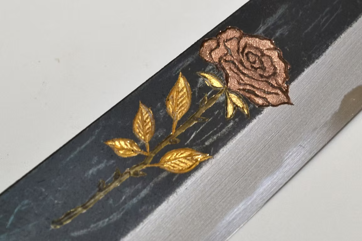 堺 孝行 窪田金属飾刻 薔薇 白ニ鋼 黒仕上げ ペティーナイフ 150mm 黒檀　(口輪：黒水牛銀輪)柄
