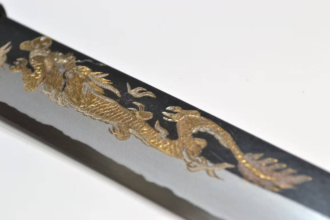 堺 孝行 窪田金属飾刻 金龍 白ニ鋼 黒仕上げ 筋引包丁 240mm 黒檀　(口輪：黒水牛銀輪)柄
