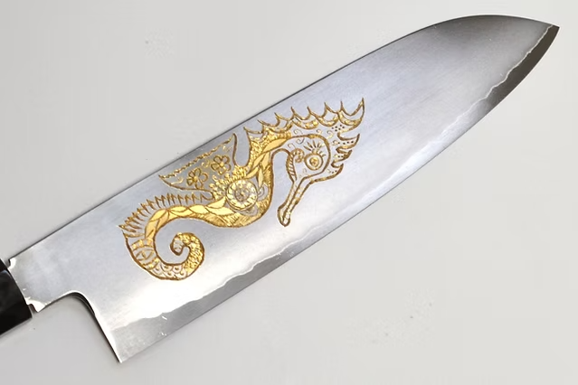 堺 孝行 窪田金彫刻 タツノオトシゴ 銀三鋼 三徳包丁 180mm 黒檀　(口輪：黒水牛銀輪)柄