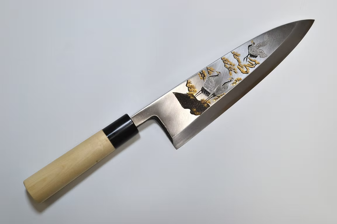 堺 孝行 窪田金属飾刻 松鶴 白鋼 霞研 出刃包丁 240mm 朴 (口輪：水牛)柄