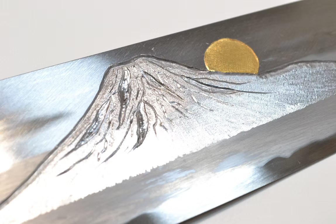 堺 孝行 窪田金彫刻 富士と夕焼 青ニ鋼 牛刀包丁 240mm 朴 (口輪：水牛)柄