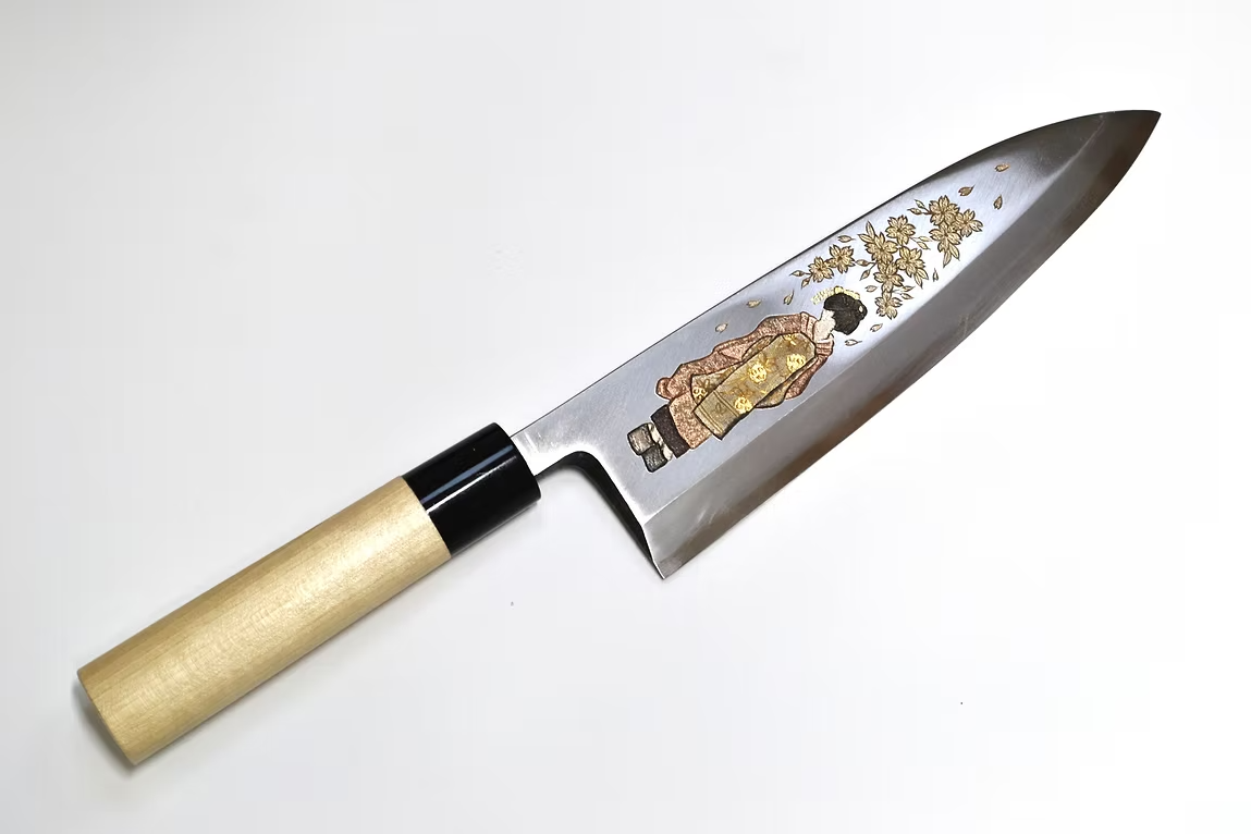 堺 孝行 窪田金属飾刻 舞妓と桜 白鋼 霞研 出刃包丁 240mm 朴 (口輪：水牛)柄