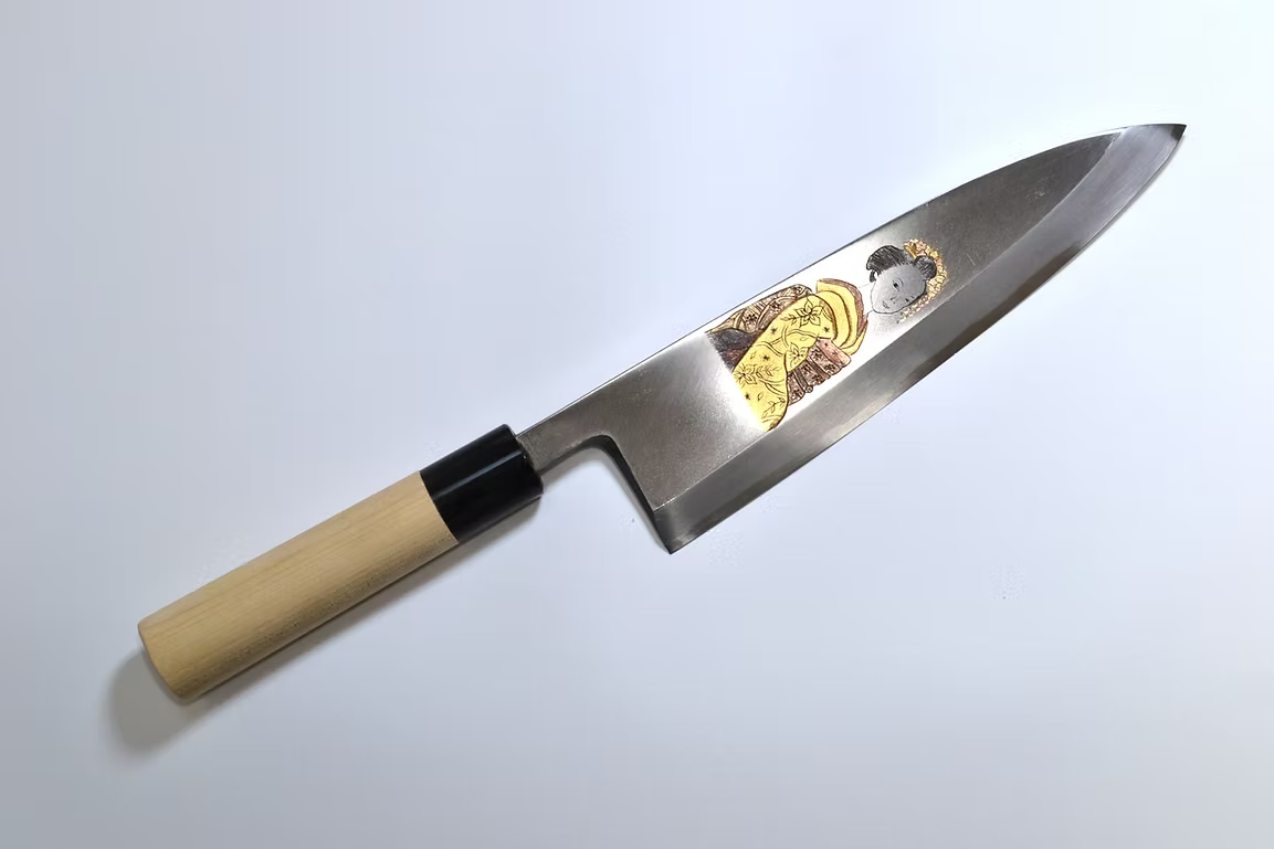 堺 孝行 窪田金属飾刻 芸者 白鋼 霞研 出刃包丁 240mm 朴 (口輪：水牛)柄
