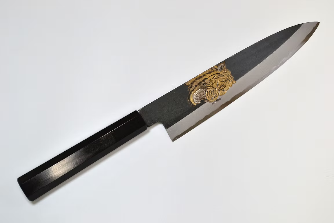 堺 孝行 窪田金属飾刻 虎嘯 白ニ鋼 黒仕上げ 牛刀包丁 210mm 黒檀　(口輪：黒水牛銀輪)柄