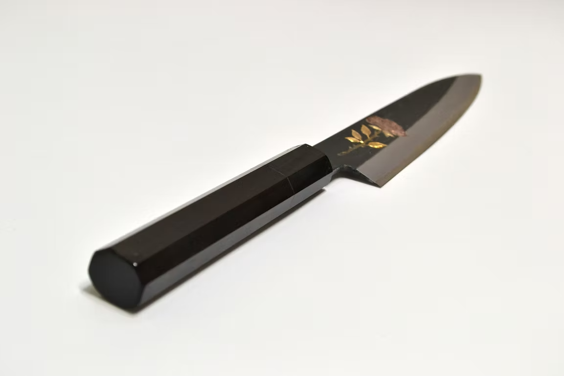 堺 孝行 窪田金属飾刻 薔薇 白ニ鋼 黒仕上げ ペティーナイフ 150mm 黒檀　(口輪：黒水牛銀輪)柄