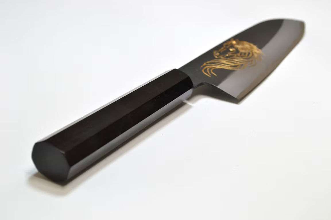 堺 孝行 窪田金彫刻 天馬 白ニ鋼 黒仕上げ 三徳包丁 180mm 黒檀　(口輪：黒水牛銀輪)柄
