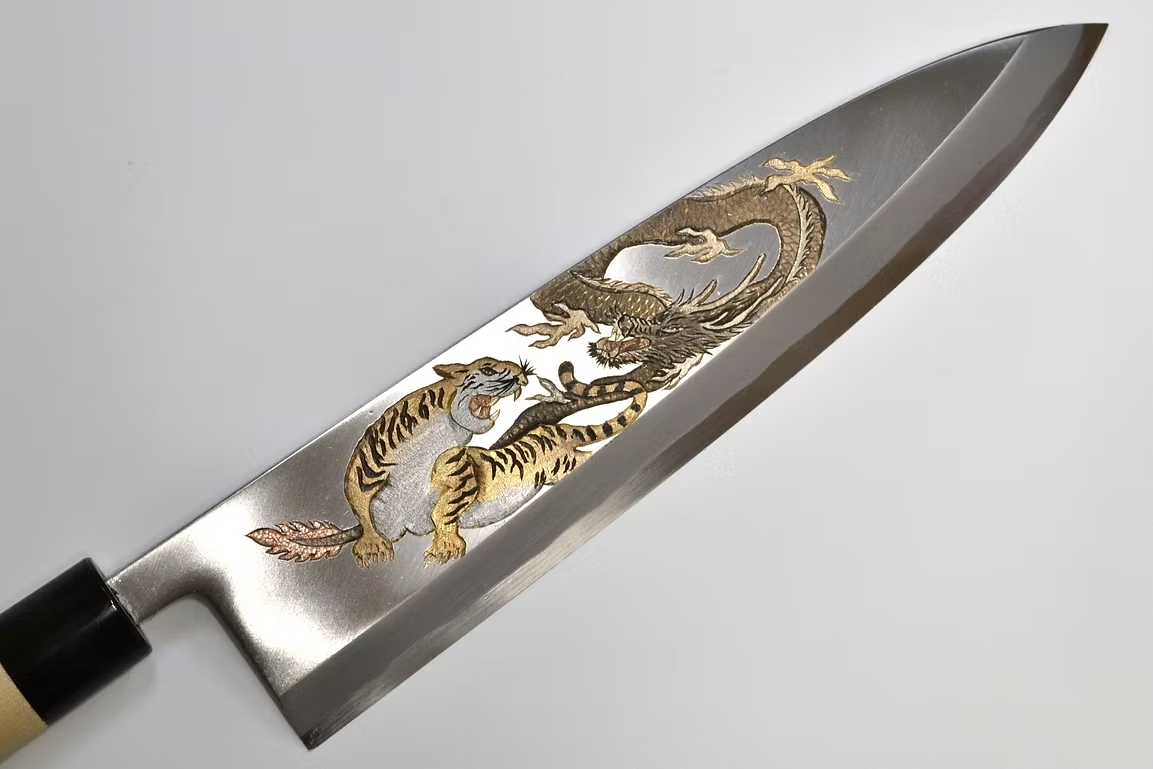 堺 孝行 窪田金属飾刻 竜驤虎視 白鋼 霞研 出刃包丁 300mm 朴 (口輪：水牛)柄
