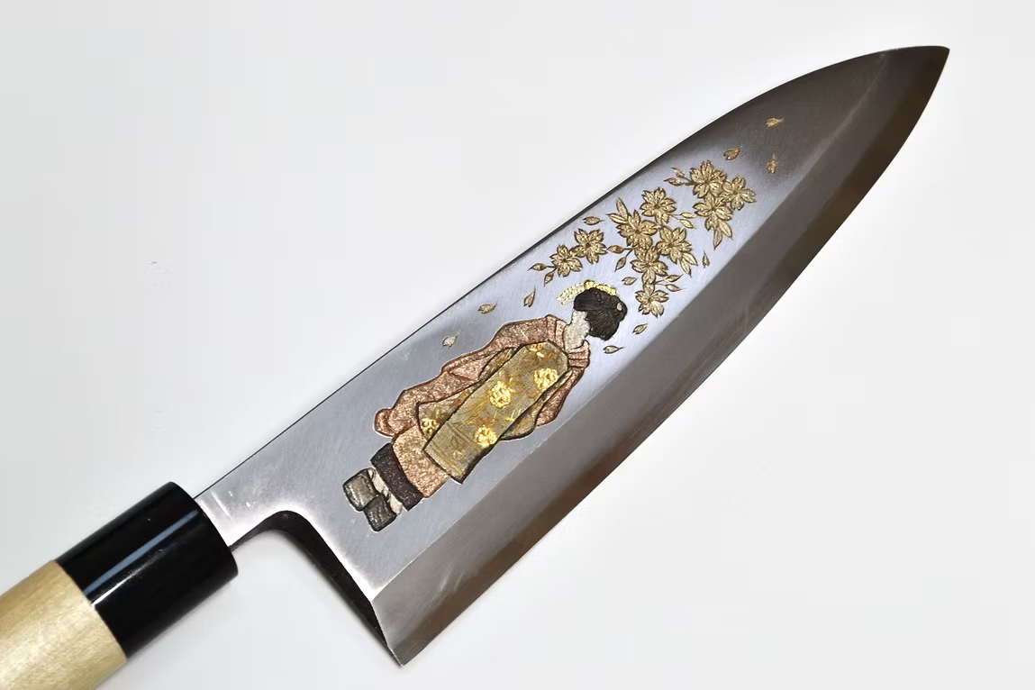 堺 孝行 窪田金属飾刻 舞妓と桜 白鋼 霞研 出刃包丁 240mm 朴 (口輪：水牛)柄
