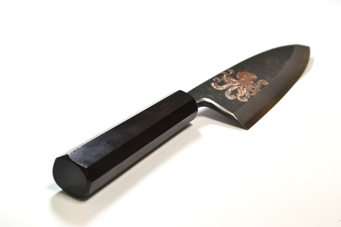 堺 孝行 窪田金属飾刻 鮹 白ニ鋼 黒仕上げ 出刃包丁 165mm 黒檀　(口輪：黒水牛銀輪)柄
